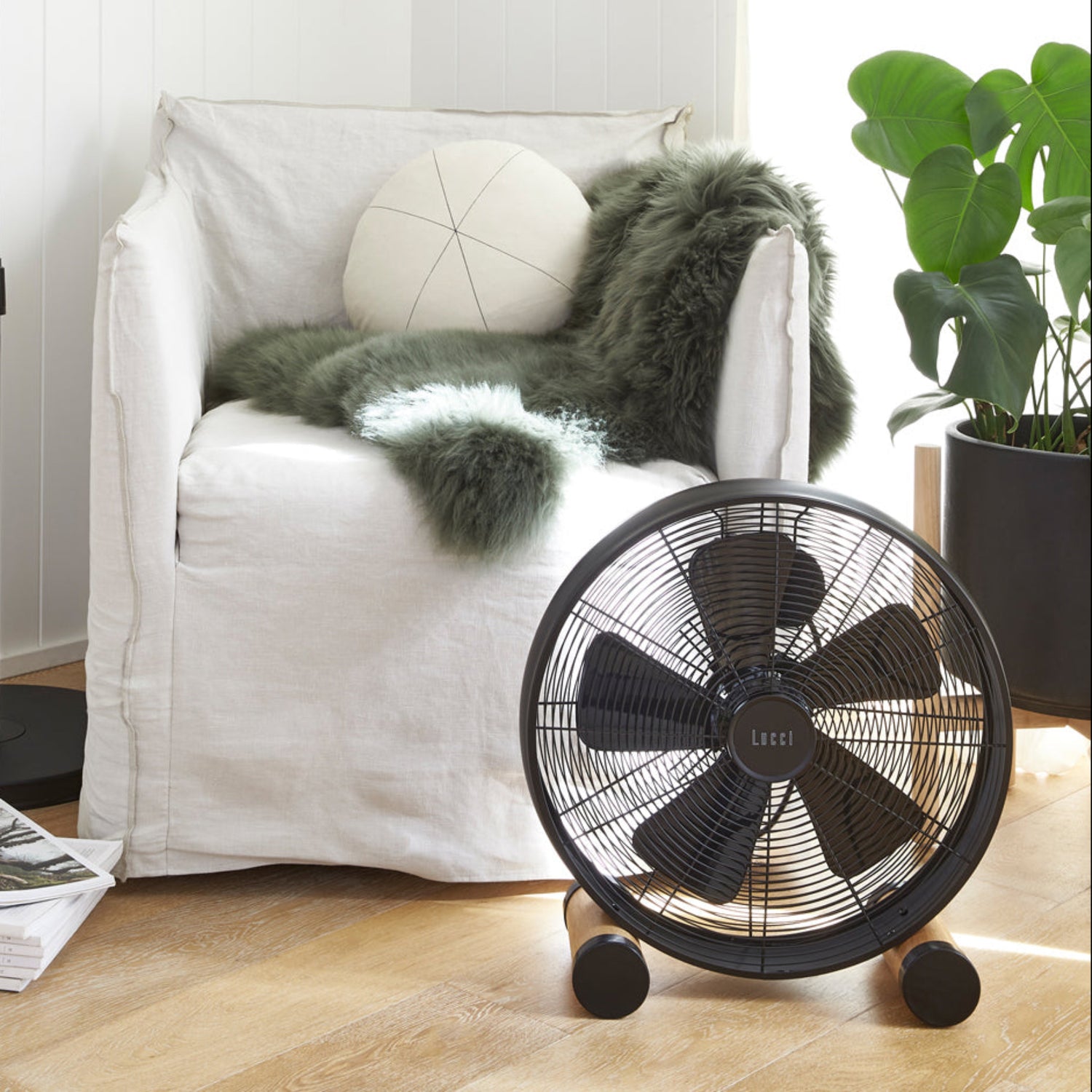 Breeze table fan for compact portable airflow in homes, offices and workspaces | Kipas angin meja Breeze untuk sirkulasi udara portabel di rumah, kantor, dan ruang kerja