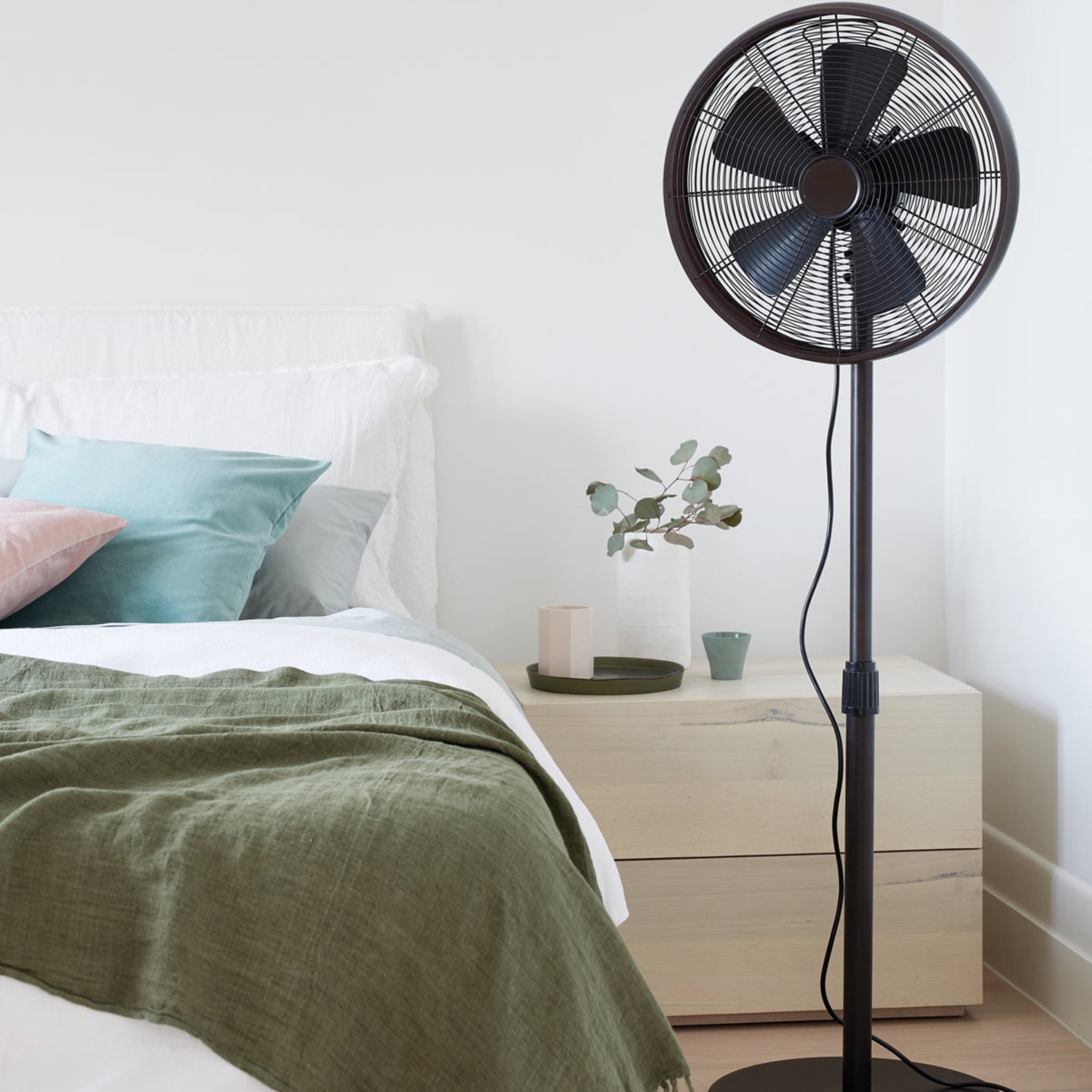Breeze pedestal fan with adjustable height for powerful portable airflow | Kipas angin berdiri Breeze dengan tinggi yang dapat disesuaikan untuk sirkulasi udara kuat dan fleksibel