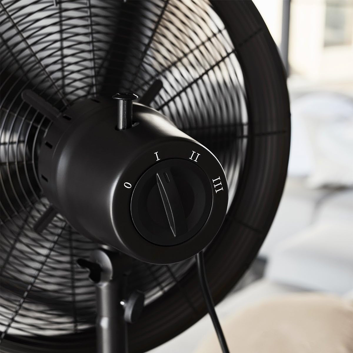 Breeze pedestal fan with adjustable height for powerful portable airflow | Kipas angin berdiri Breeze dengan tinggi yang dapat disesuaikan untuk sirkulasi udara kuat dan fleksibel