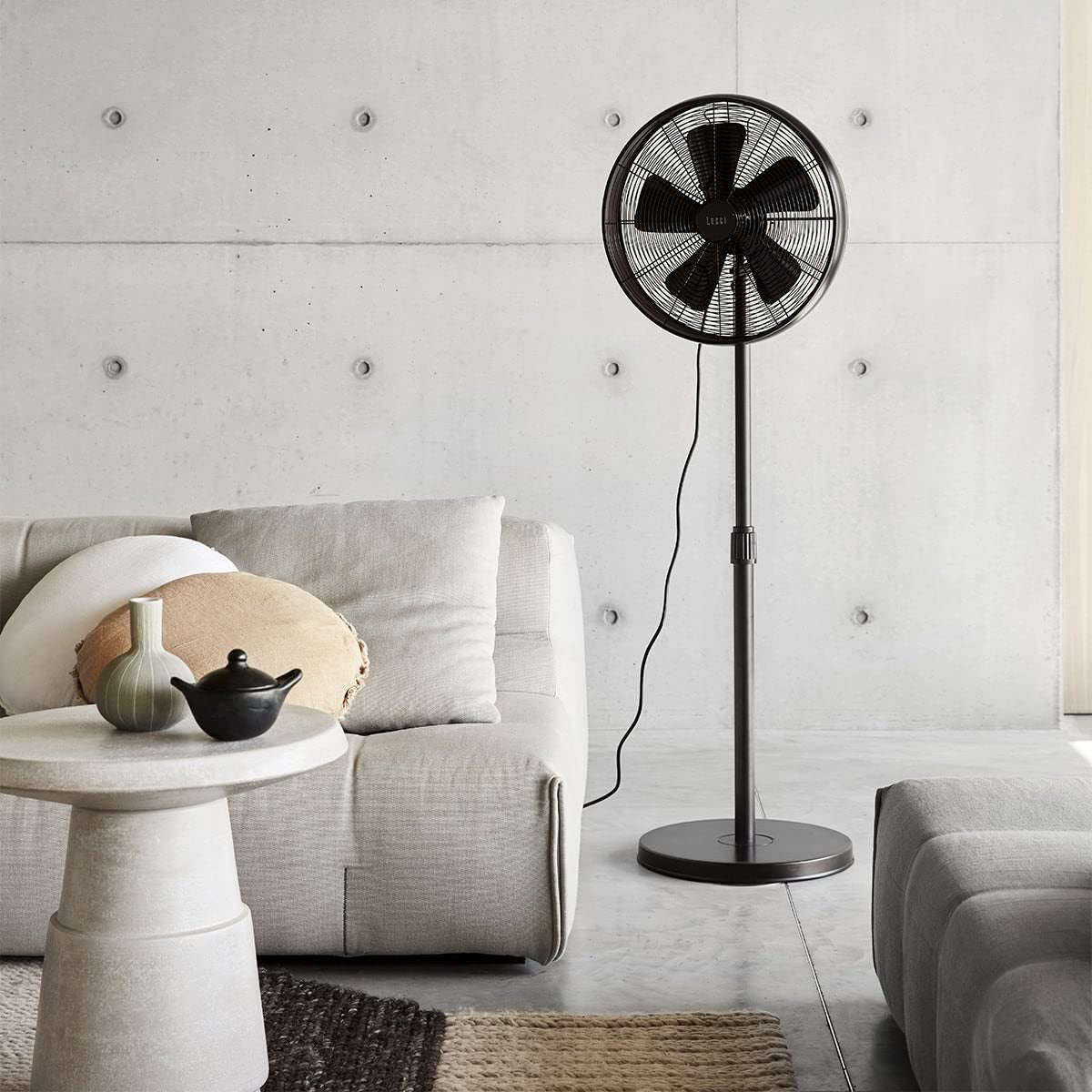 Breeze pedestal fan with adjustable height for powerful portable airflow | Kipas angin berdiri Breeze dengan tinggi yang dapat disesuaikan untuk sirkulasi udara kuat dan fleksibel