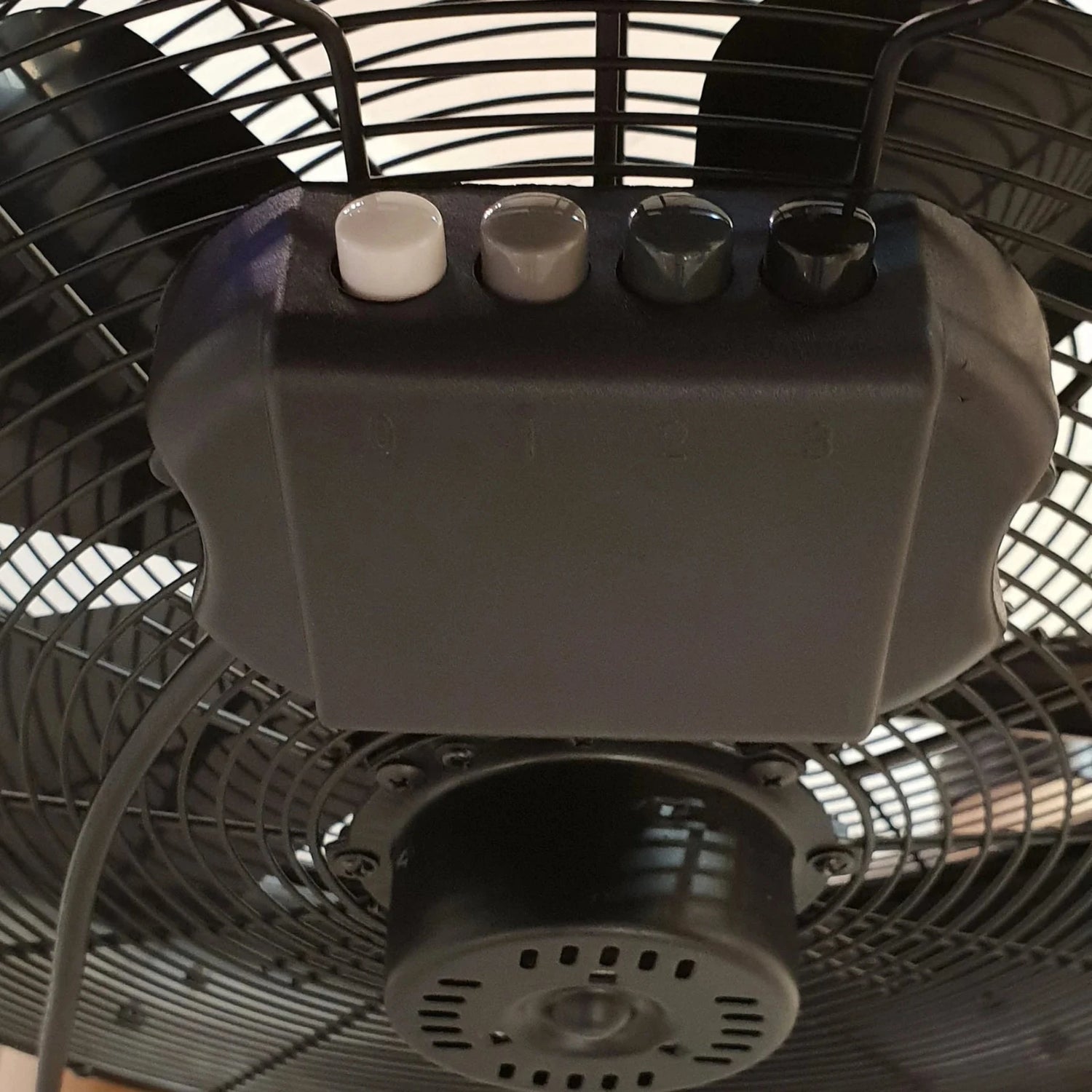 Breeze table fan for compact portable airflow in homes, offices and workspaces | Kipas angin meja Breeze untuk sirkulasi udara portabel di rumah, kantor, dan ruang kerja
