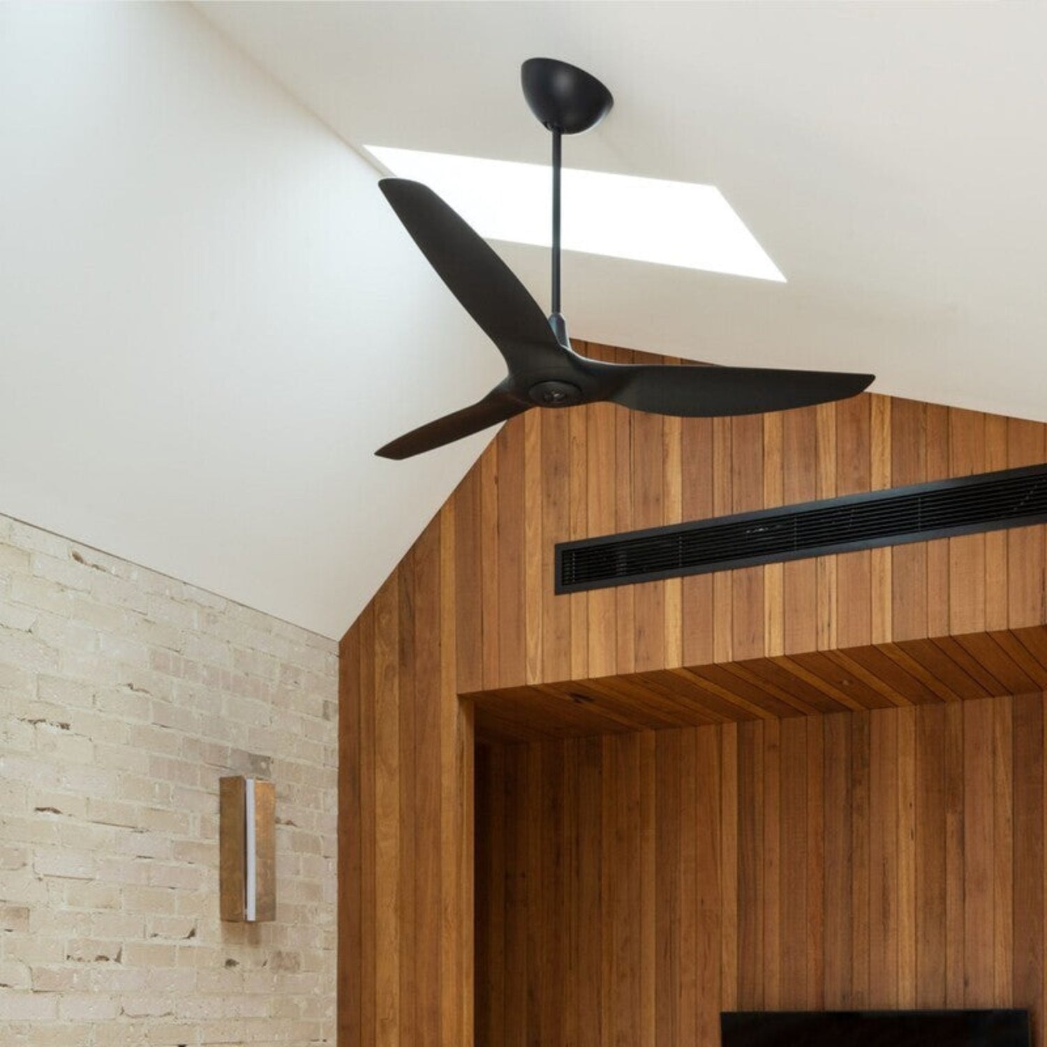 Big Ass Fans Haiku I Series smart ceiling fan with premium airflow and modern minimalist design for luxury homes in Indonesia | Kipas plafon pintar Big Ass Fans Haiku I Series dengan airflow premium dan desain modern minimalis untuk rumah mewah di Indonesia
