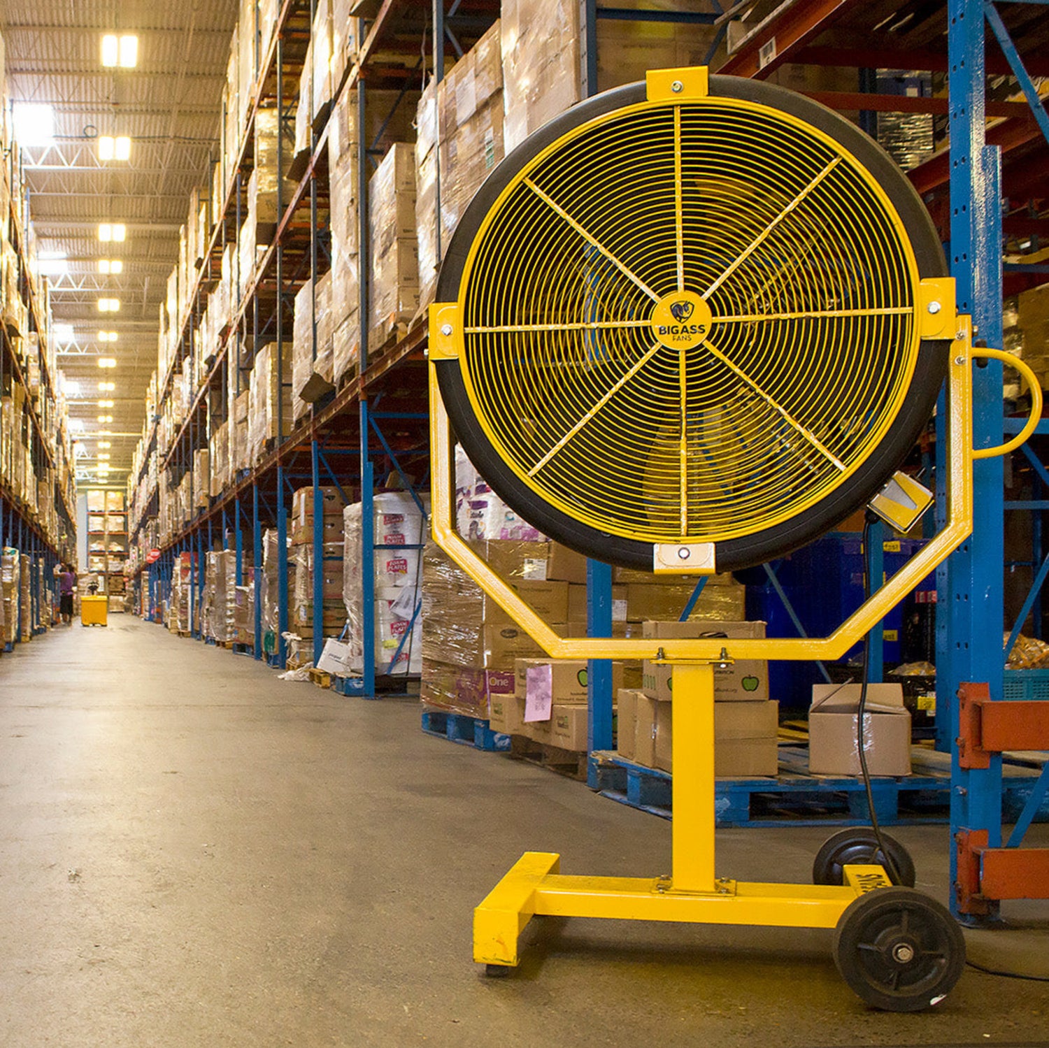 Big Ass Fans Yellow Jacket mountable and portable industrial directional fan for warehouses and commercial airflow in Indonesia | Kipas industrial directional Big Ass Fans Yellow Jacket dengan opsi pemasangan portabel, dinding, kolom, dan overhead untuk gudang dan area komersial di Indonesia