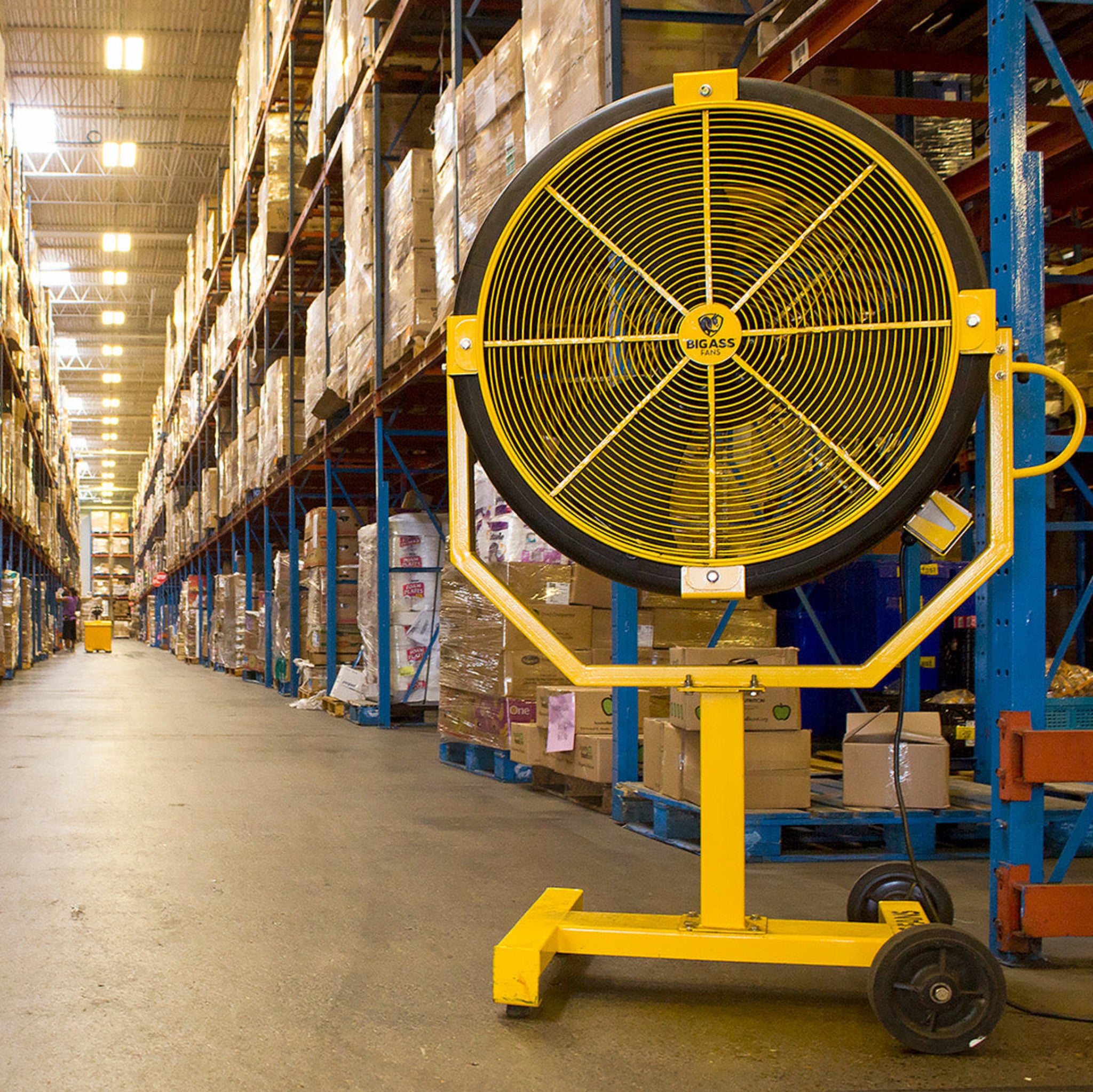 Big Ass Fans Yellow Jacket mountable and portable industrial directional fan for warehouses and commercial airflow in Indonesia | Kipas industrial directional Big Ass Fans Yellow Jacket dengan opsi pemasangan portabel, dinding, kolom, dan overhead untuk gudang dan area komersial di Indonesia