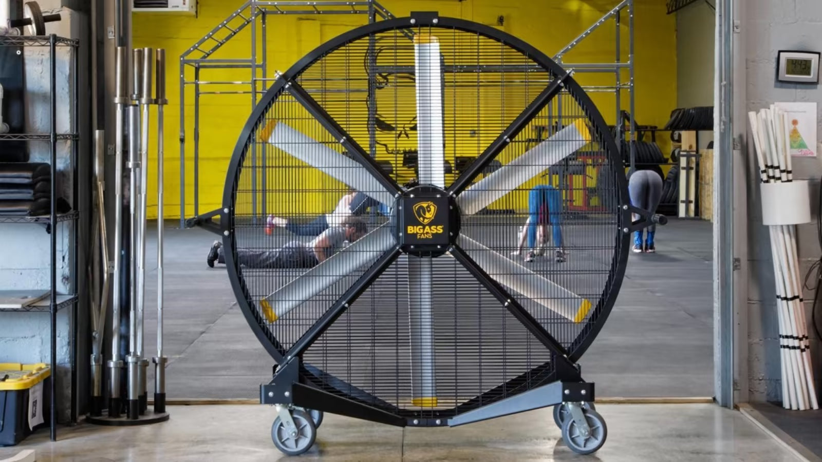 Industrial directional fans for warehouses, factories, workshops, gyms, and commercial ventilation in Indonesia | Kipas angin directional industri untuk gudang, pabrik, bengkel, gym, dan ventilasi ruang komersial di Indonesia