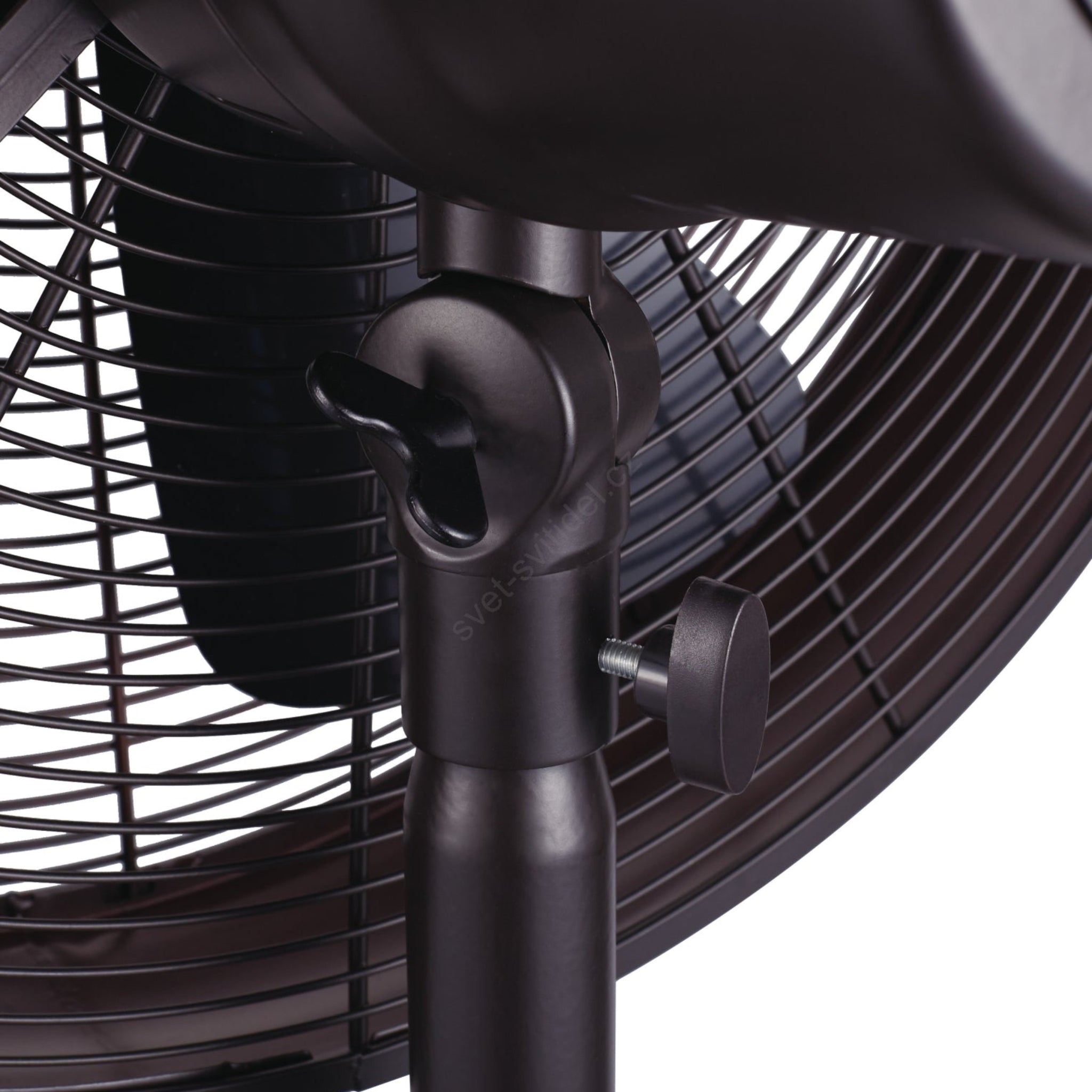 Breeze pedestal fan with adjustable height for powerful portable airflow | Kipas angin berdiri Breeze dengan tinggi yang dapat disesuaikan untuk sirkulasi udara kuat dan fleksibel