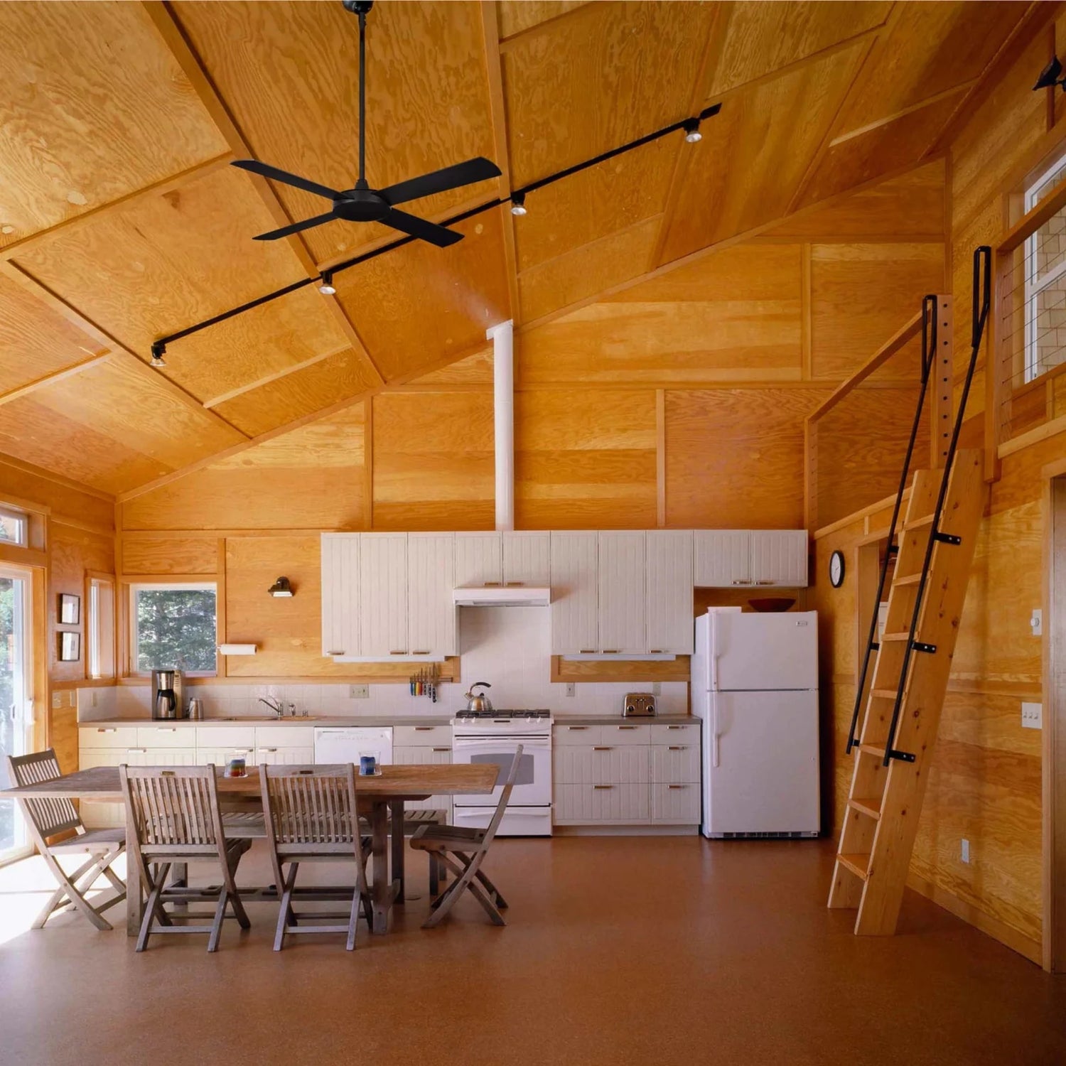 Iconic Stratus+ ceiling fan with contemporary design, aerodynamic blades, and reliable AC motor for modern homes, apartments, and offices in Indonesia | Kipas angin plafon Iconic Stratus+ dengan desain kontemporer, blade aerodinamis, dan motor AC yang andal untuk rumah, apartemen, dan kantor di Indonesia