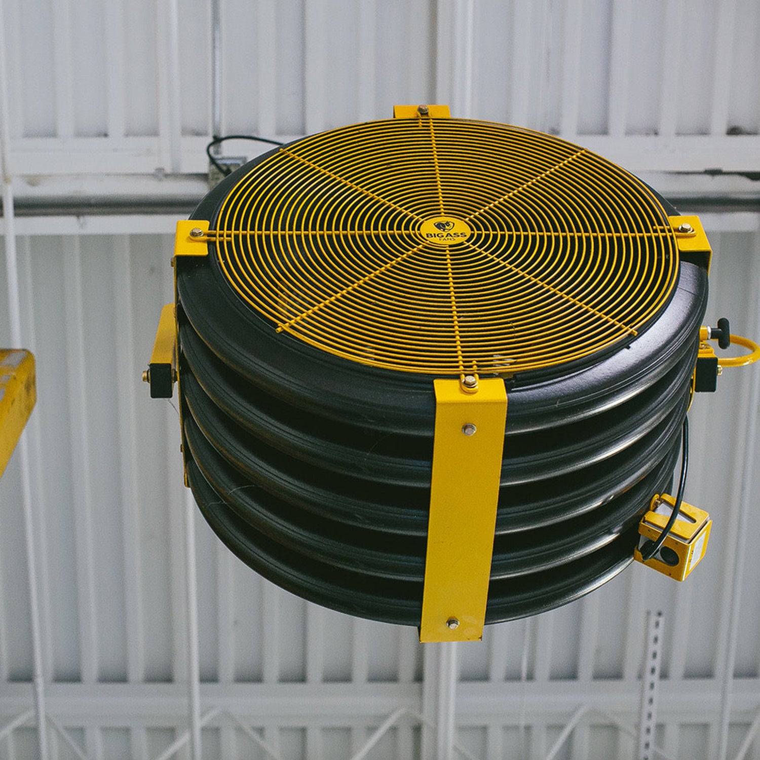 Big Ass Fans Yellow Jacket mountable and portable industrial directional fan for warehouses and commercial airflow in Indonesia | Kipas industrial directional Big Ass Fans Yellow Jacket dengan opsi pemasangan portabel, dinding, kolom, dan overhead untuk gudang dan area komersial di Indonesia