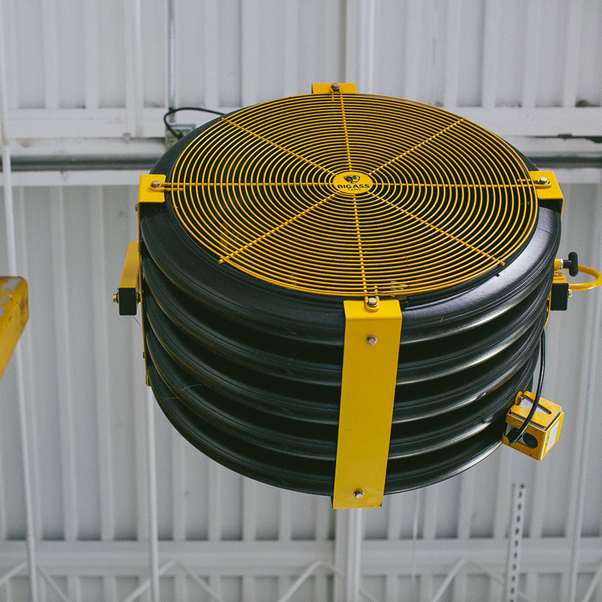 Big Ass Fans Yellow Jacket mountable and portable industrial directional fan for warehouses and commercial airflow in Indonesia | Kipas industrial directional Big Ass Fans Yellow Jacket dengan opsi pemasangan portabel, dinding, kolom, dan overhead untuk gudang dan area komersial di Indonesia
